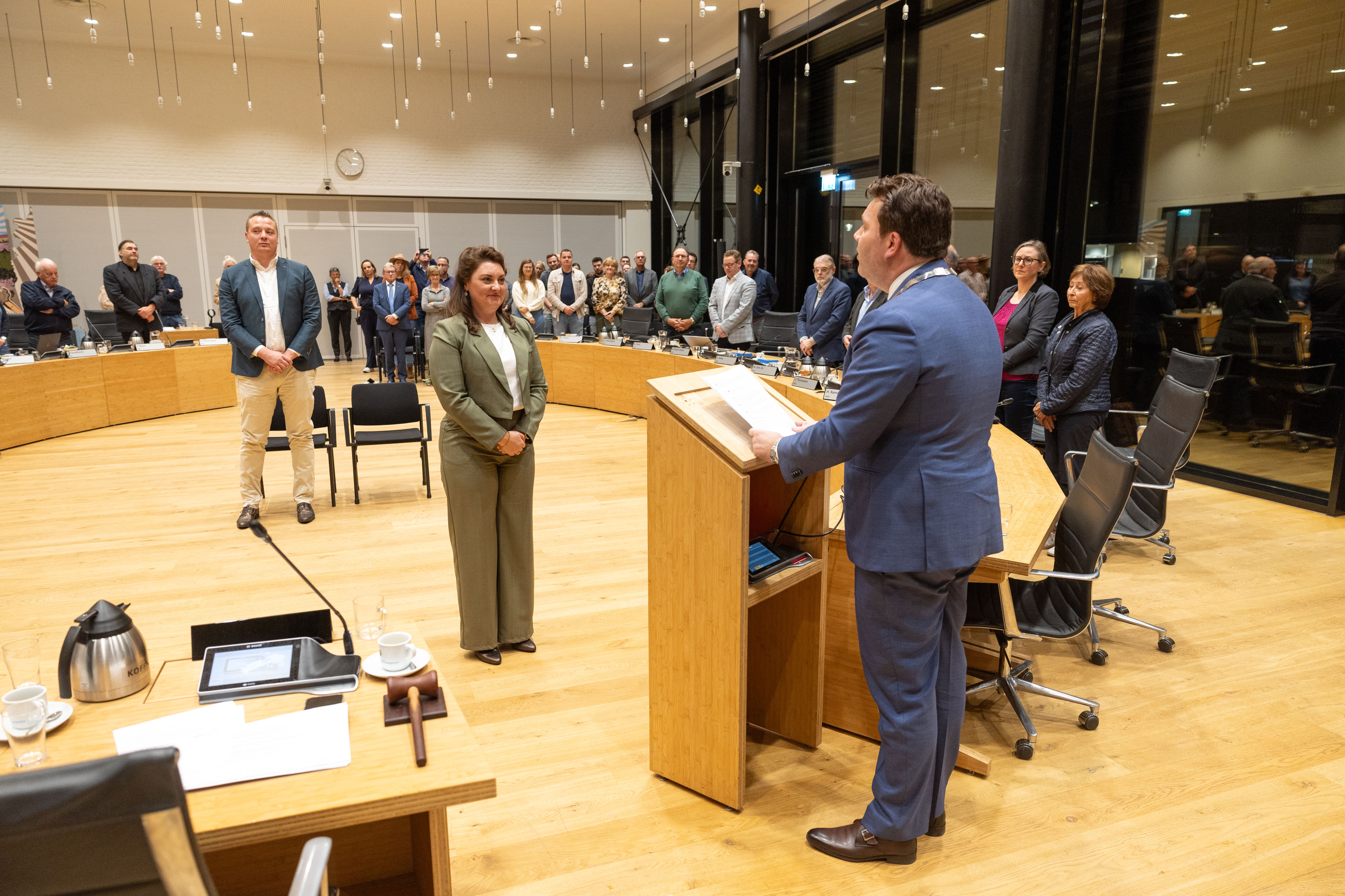 Nadine Steijns staat tegenover burgemeester Krijnen in de raadszaal. 